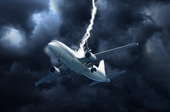 Молния попала в самолёт