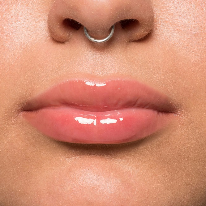 Глянцевая текстура на губах
