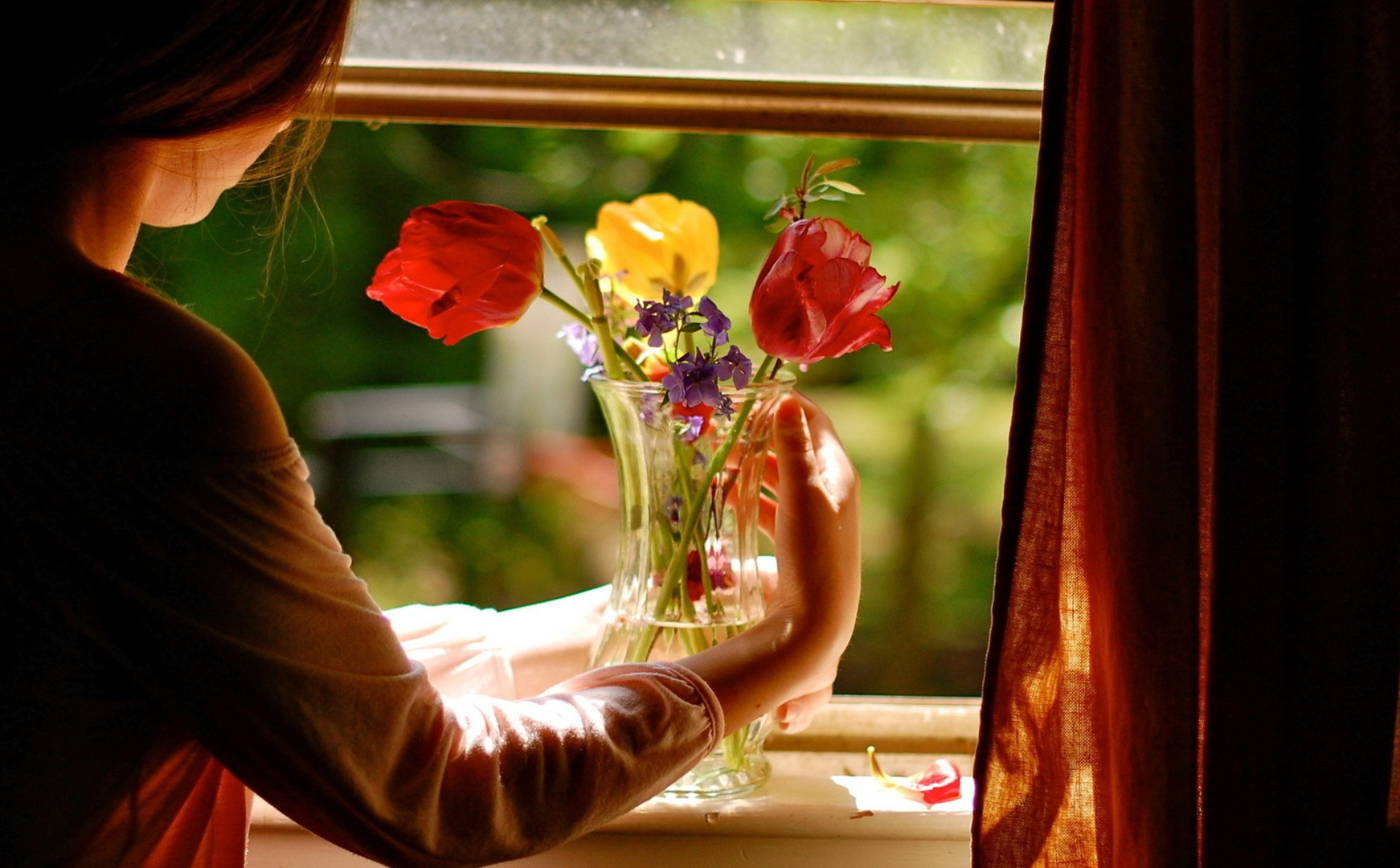 Прекрасно душный. Цветы на окне. Девушка с цветами возле окна. Окно с цветами. Цветы на подоконнике вечером.