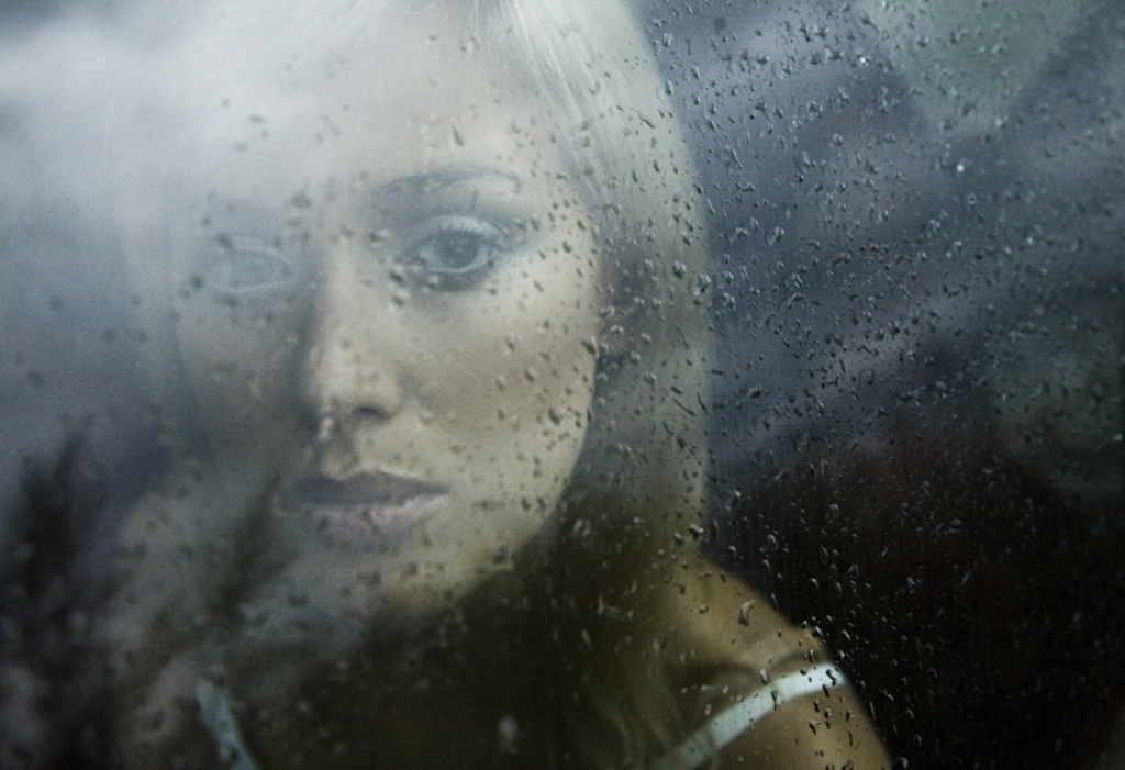 Очарована глазки. Женщина у окна дождь. Сильная женщина плачет у окна. Дождь .. Женщина уходит от мужчины. Глаза красивый девушки в дождь.