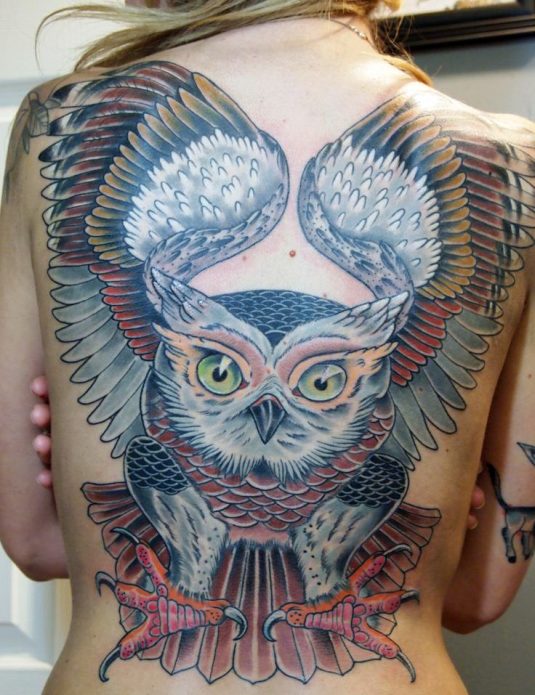 татуировка с совой на спине