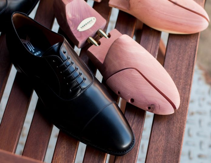 Формодержатели для обуви и черная кожаная туфля