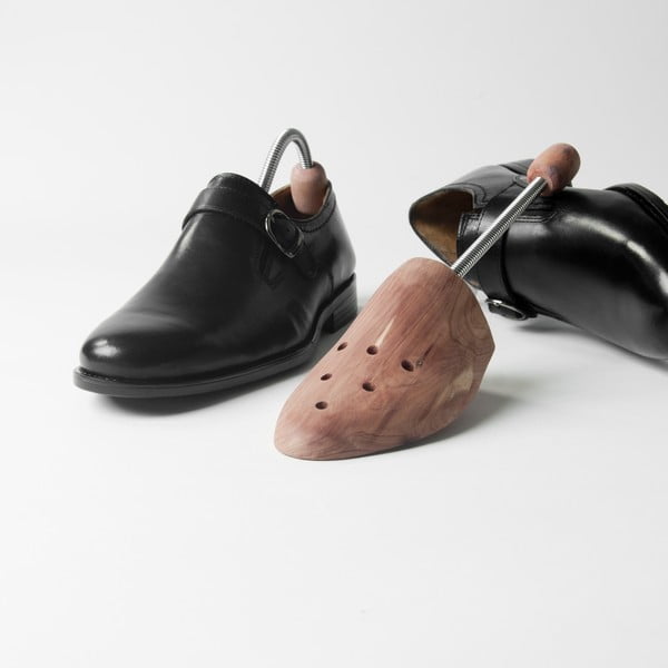 Деревянные формодержатели и кожаная обувь
