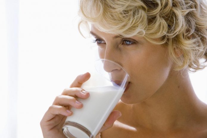 девушка пьёт молоко из стакана