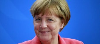 Ангела Меркель вышла в свет в наряде 20-летней давности