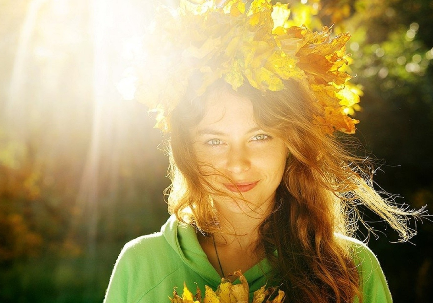 Золотых твоих волос. Женщина осень. Девушка и солнце. Девушка в солнечных лучах. Счастливая девушка.