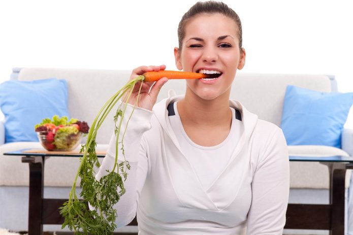 девушка ест морковку