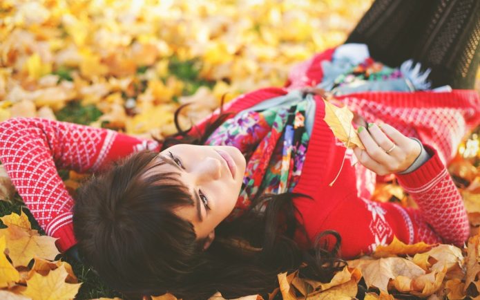 девушка лежит на осенней листве