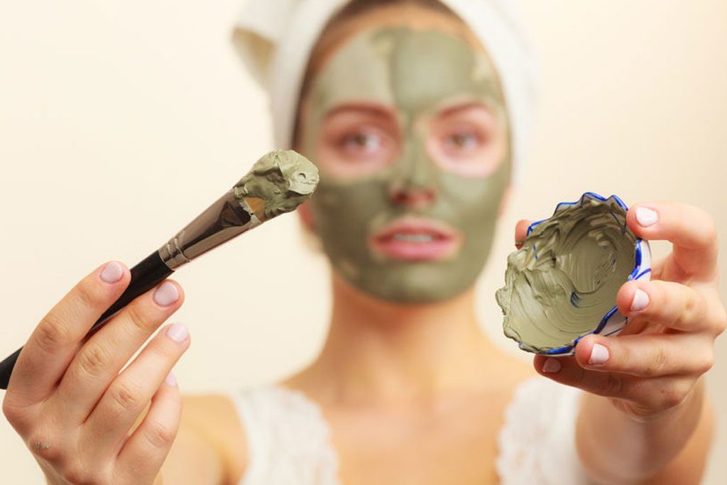 Делаю маску из глины. Девушка с глиняной маской на лице. Маска из глины для лица. Глиняная маска для лица. Девушка с маской на лице.