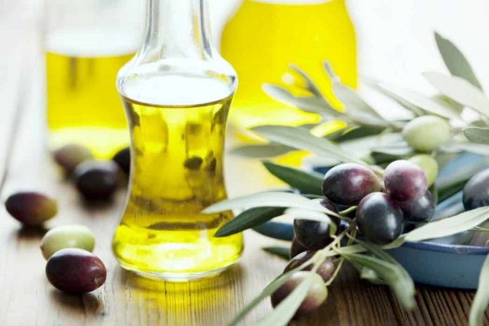 Оливковое масло в прозрачных бутылках