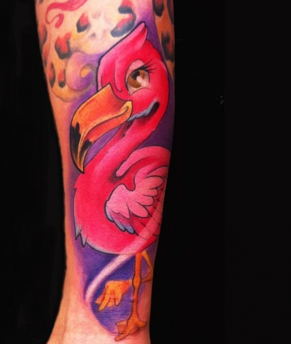 тату фламинго на руке в мультяшном стиле