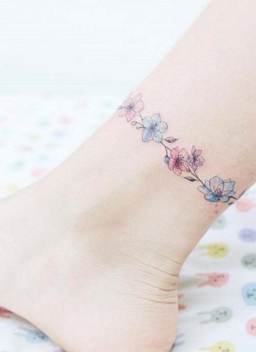 мини-тату на ноге цветочный браслет