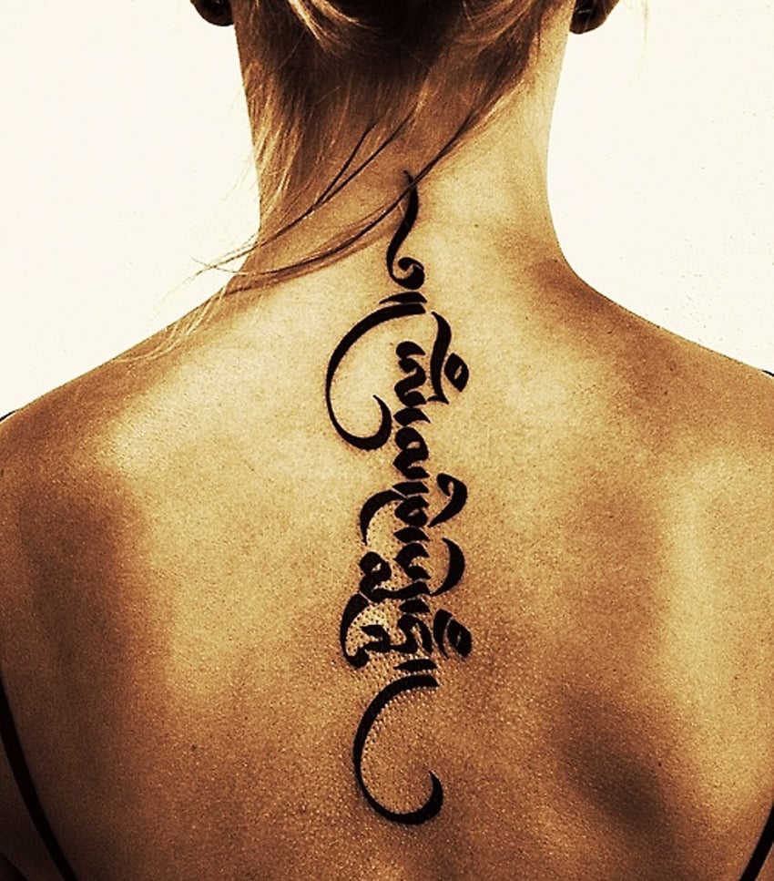 Татуировки для девушек на спине надписи