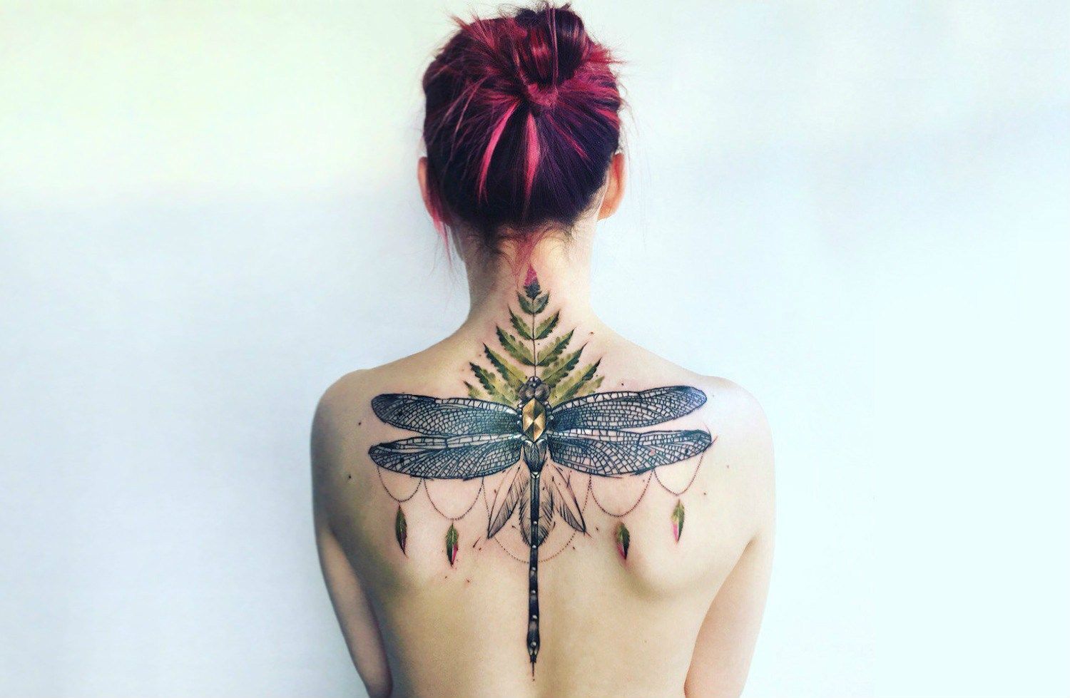 Татуированная спина девушки