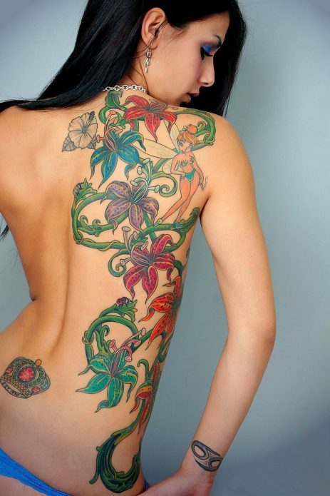 тату на спине цветное для женщин цветы и фея