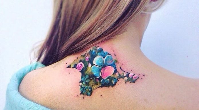акварельные цветы тату на спине возле лопатки