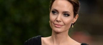 Джоли раскритиковали из-за накладной груди