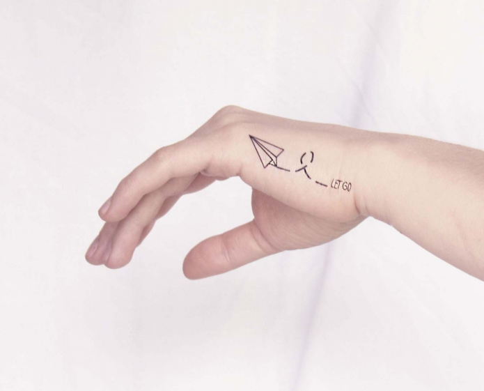 бумажный самолёт мини тату на внешней стороне руки