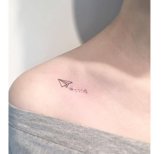 мини тату бумажный самолётик на плече