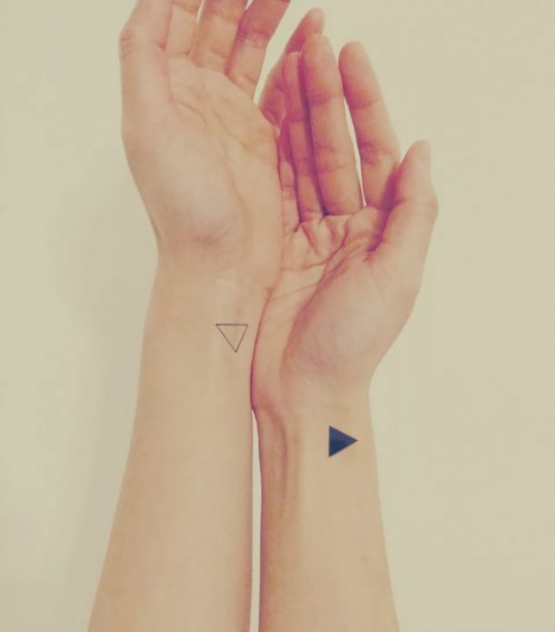 парное мини-тату геометрия на руках