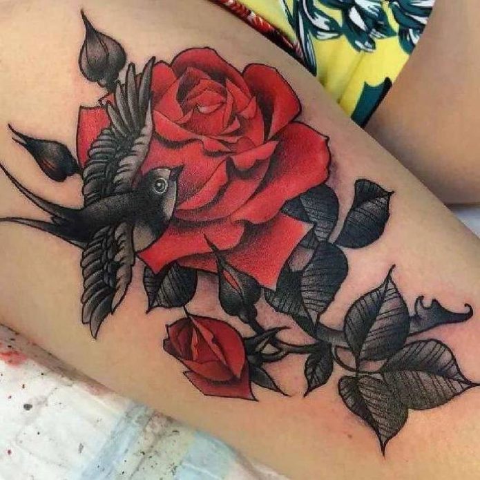Татуировка роза и стриж на бедре