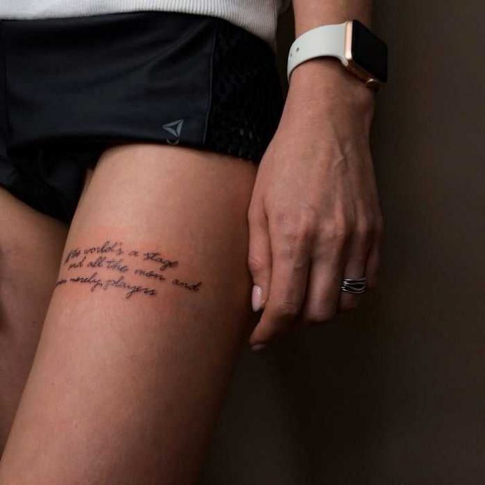 Надпись на английском языке тату на бедре для девушек