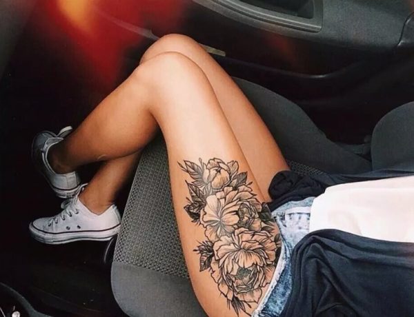 Татуировка на бедре девушки