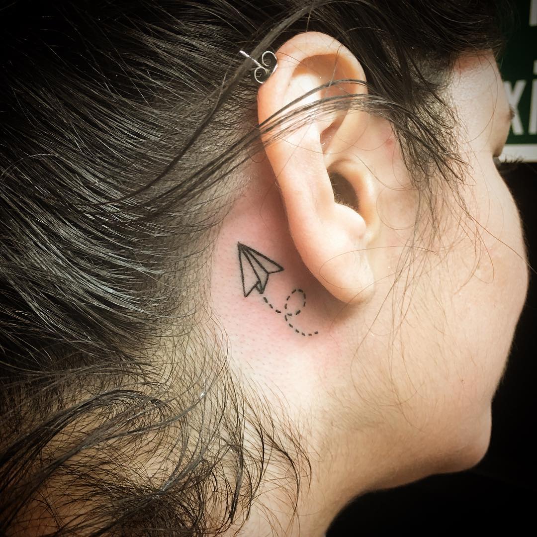 Женская татуировка за ухом: популярные причины нанесения.