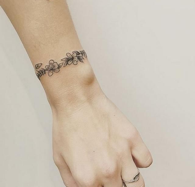 цветочные браслет чб, женское тату на руке