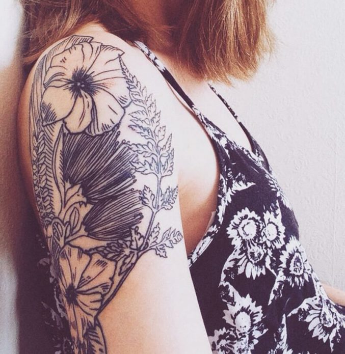 цветочные мотивы чб тату на плече для женщин