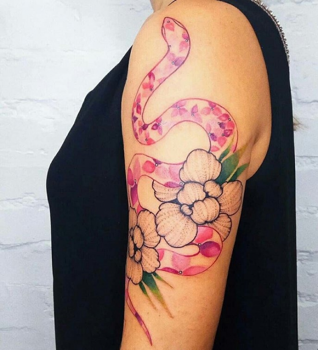 тату на плече розовая змея и цветы