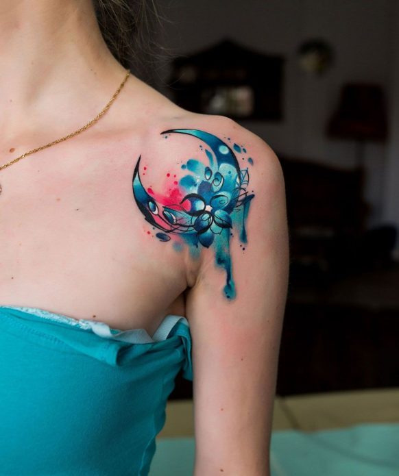 акварельная луна на плече, женская тату в цвете