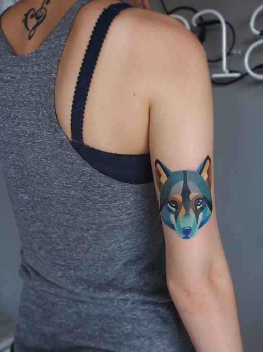 тату волк на руке, модные татуировки
