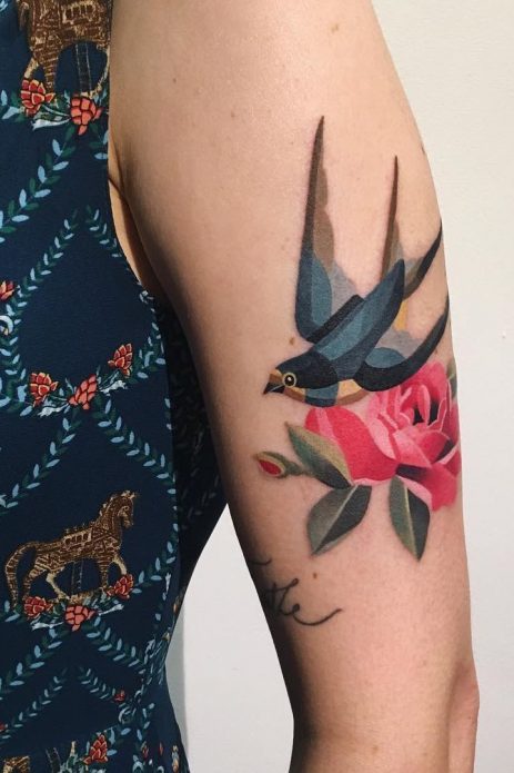ласточка и цветок тату на плече женское