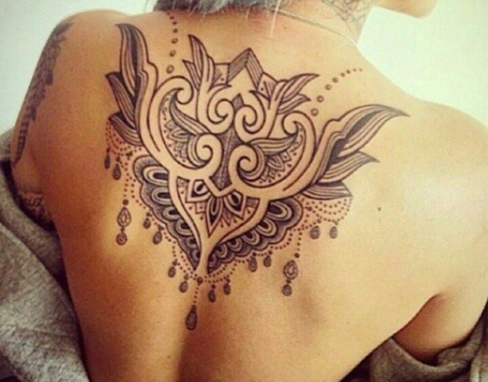 Татуировки в стиле мехенди на спине