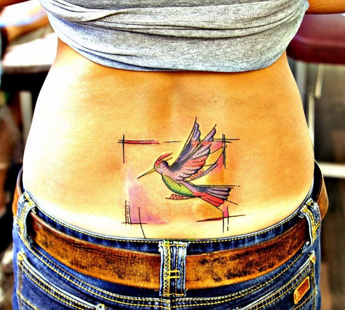 красивая татуировка на пояснице колибри, женские тату на спине
