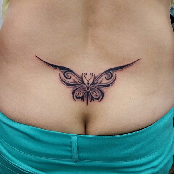 тату узор в виде бабочки, татуировка для поясницы