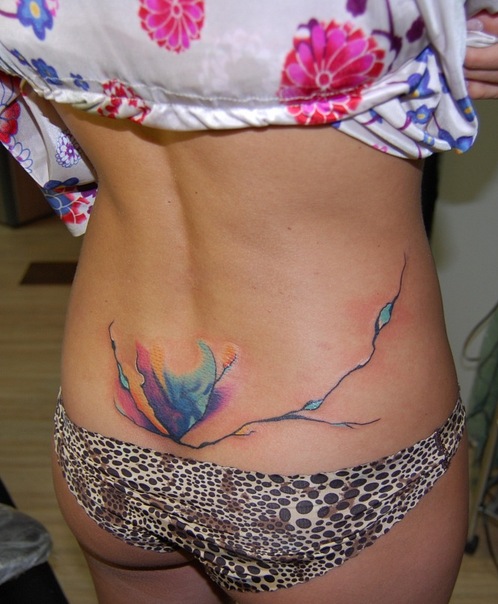 абстрактный цветок тату на поясницу, акварельная татуировка