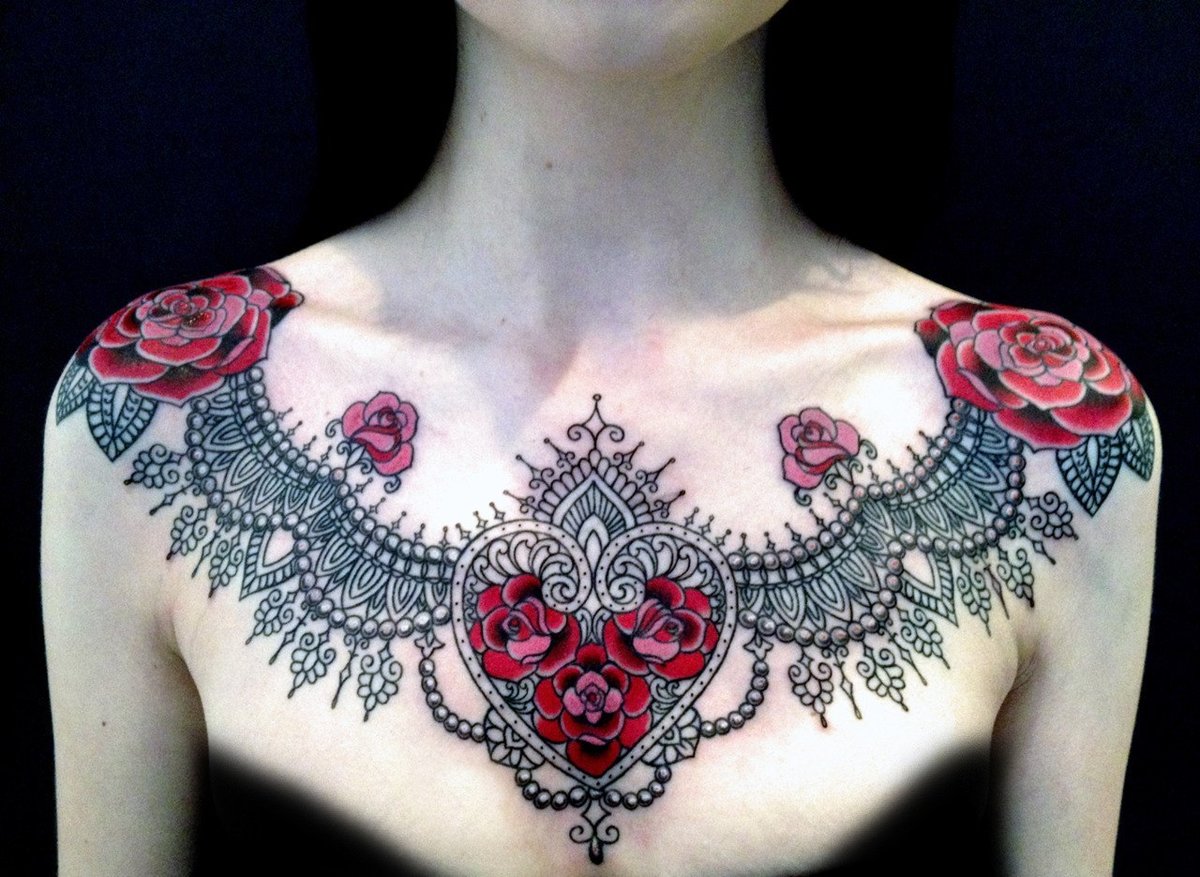 тату на грудной клетке, узор и розы, женские тату на грудь.