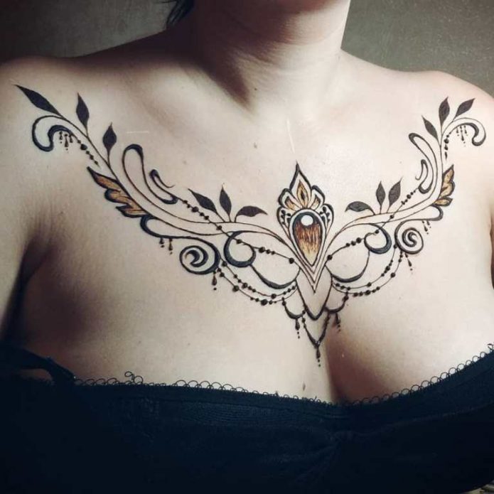 красивый узор на груди татуировка для женщин