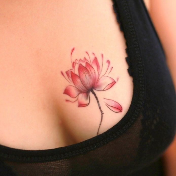 нежное тату на груди цветок