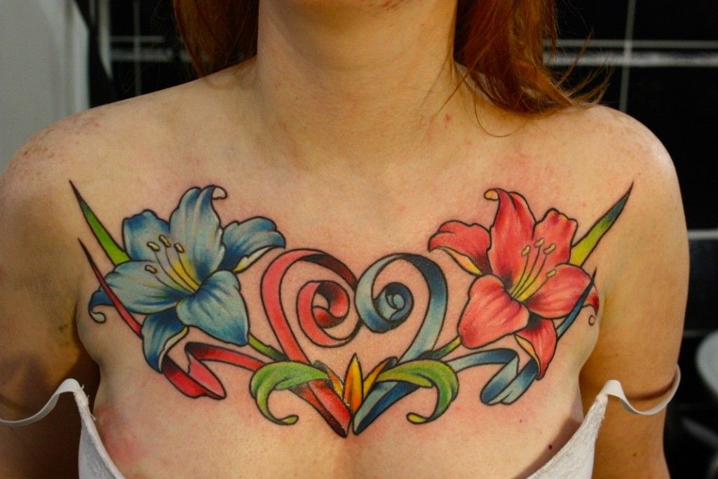 татуировка лилии на груди, красивые женские эскизы на грудь.