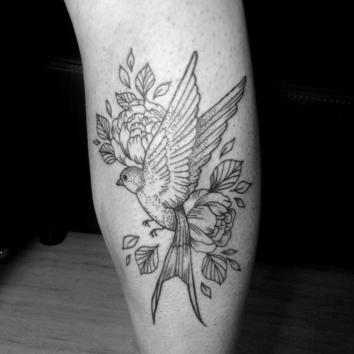 тату минимализм птица и цветы, эскиз женский на ногу