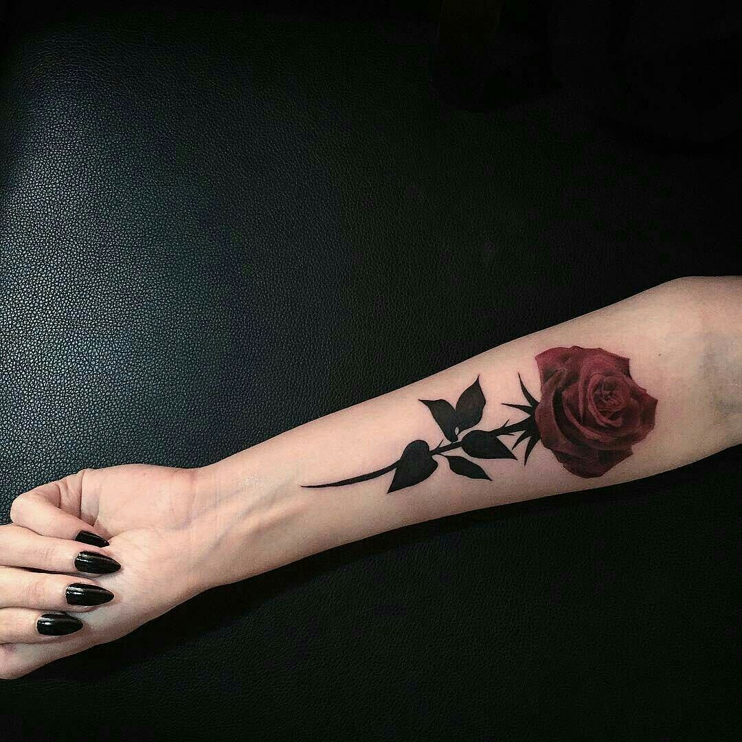 Татуировки на руку картинки. Тату на руке для девушек. Тату розы на руке у девушек.