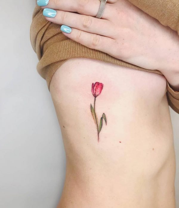 мини-тату тюльпан на рёбрах