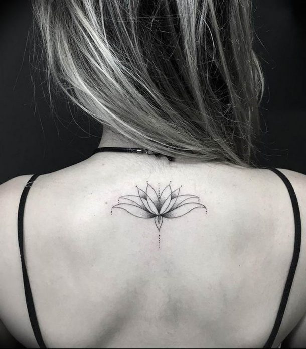 мини-тату лотос на шее, женские тату минимализм цветок