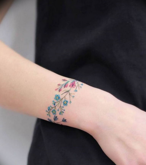 нежный цветочный браслет на руке