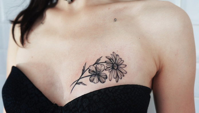 тату на груди небольшое чб, женские эскизы, тату цветок