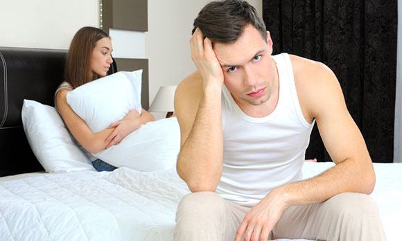 Мужчина и женщина расстроены после неудачного секса