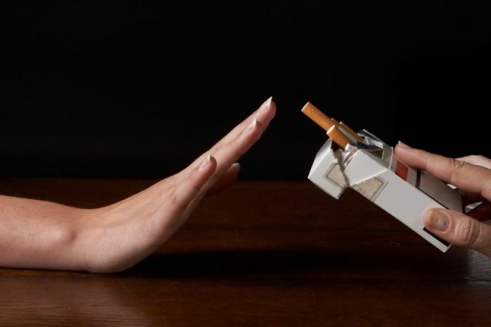 Женщина отказывается от сигарет